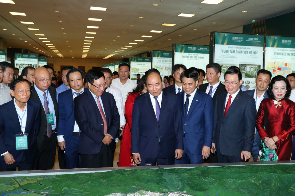 Thủ tướng Nguyễn Xuân Phúc và các đại biểu tham quan các gian trưng bày bên lề Hội nghị xúc tiến đầu tư Hà Nội 2020. (Ảnh: Thống Nhất/TTXVN)
