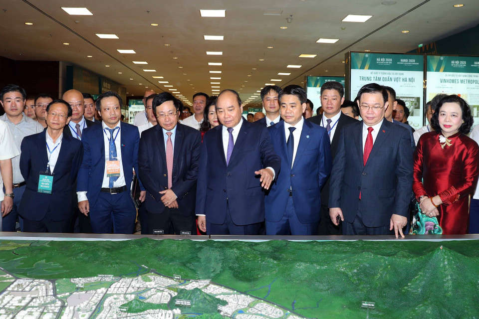 Thủ tướng Nguyễn Xuân Phúc và các đại biểu tham quan các gian trưng bày bên lề Hội nghị xúc tiến đầu tư Hà Nội 2020. (Ảnh: Thống Nhất/TTXVN)