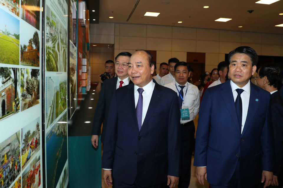 Thủ tướng Nguyễn Xuân Phúc và các đại biểu tham quan các gian trưng bày bên lề Hội nghị xúc tiến đầu tư Hà Nội 2020. (Ảnh: Thống Nhất/TTXVN)