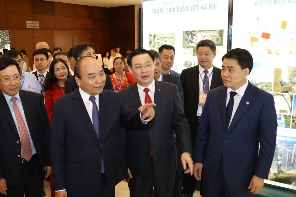 Thủ tướng Chính phủ Nguyễn Xuân Phúc; Bí thư Thành ủy Hà Nội Vương Đình Huệ cùng các lãnh đạo thành phố Hà Nội tham quan các khu trưng bày triển lãm tại Hội nghị. (Ảnh: Văn Điệp/TTXVN)