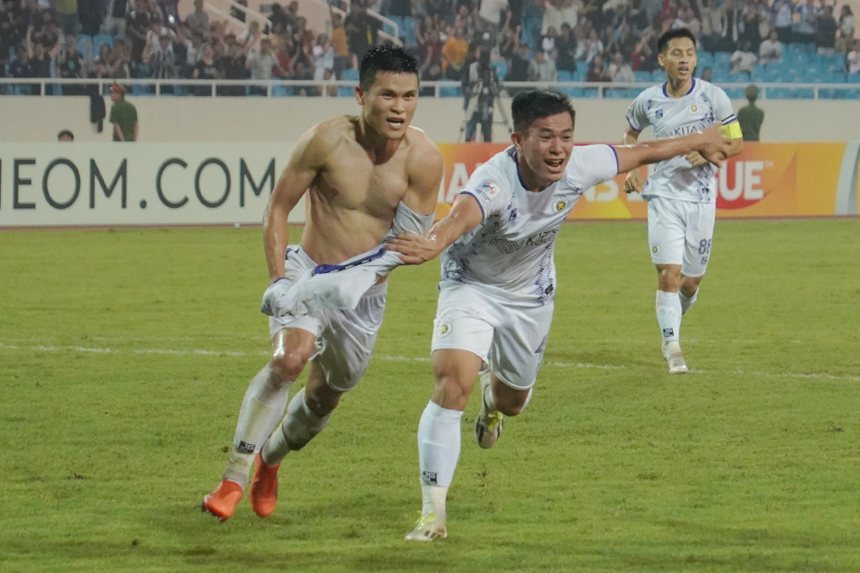 Tiền đạo của Hà Nội FC cởi áo ăn mừng cú đúp của riêng mình trong trận đấu. (Ảnh: Việt Anh/Vietnam+)