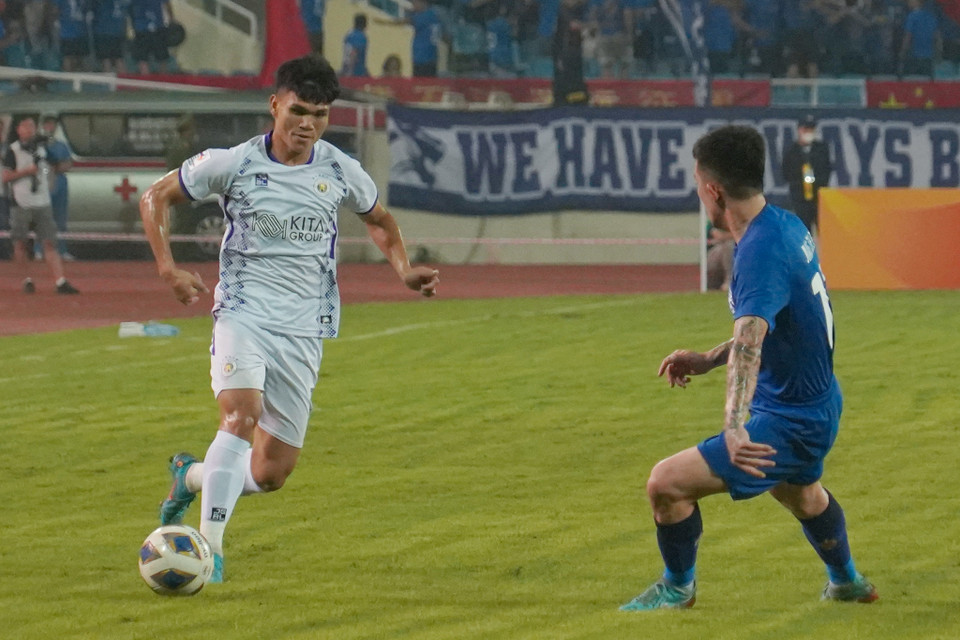 Hậu vệ Xuân Mạnh có ngày thi đấu ấn tượng khi lên công về thủ nhịp nhàng ở hành lang cánh phải. (Ảnh: Việt Anh/Vietnam+)