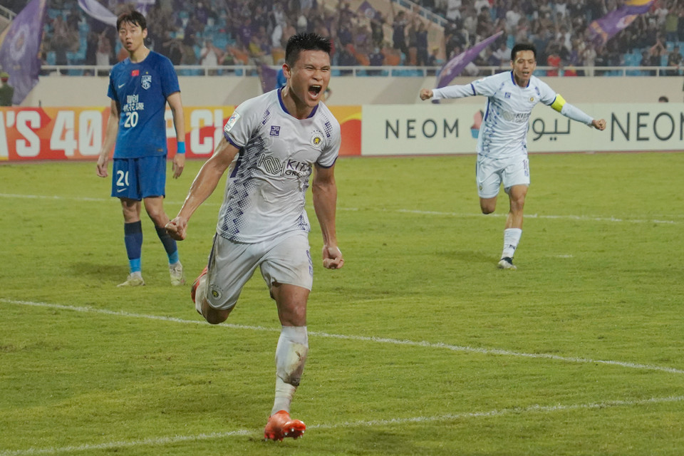 Đến phút thứ 71, tiền đạo Tuấn Hải đánh đầu ghi bàn thắng gỡ hòa 1-1 cho Hà Nội FC. (Ảnh: Việt Anh/Vietnam+)