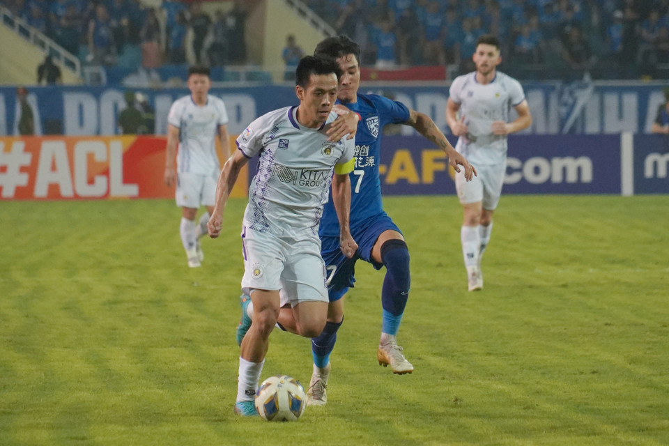 Những đợt tấn công của Hà Nội FC trong hiệp một đều qua chân của Đội trưởng Văn Quyết. (Ảnh: Việt Anh/Vietnam+)