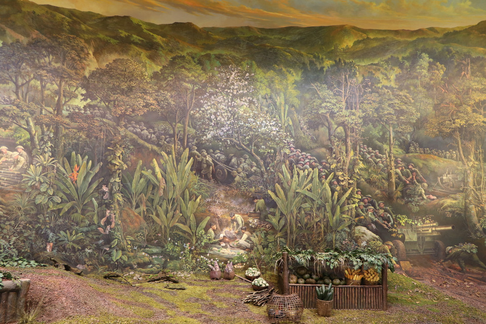 Hình ảnh hàng trăm chiến sĩ kéo pháo vào mặt trận Điện Biên Phủ… được tái hiện. (Ảnh: Vietnam+)