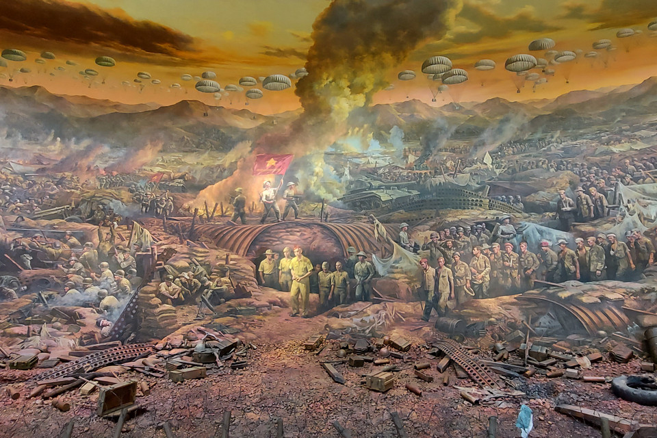 Đối lập với hình ảnh thất bại của quân Pháp là hình ảnh quân ta vùng lên đánh chiếm tập đoàn cứ điểm Điện Biên Phủ và điểm nhấn là lá cờ “Quyết chiến, Quyết thắng” của Quân đội Nhân dân Việt Nam tung bay trên nóc hầm tướng De Castries - Chiến dịch Điện Biên Phủ thắng lợi. (Ảnh: Vietnam+)