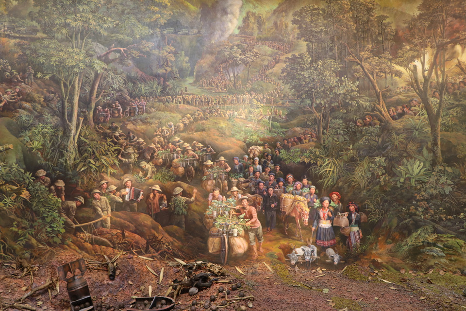 Những đoàn xe đạp thồ vận chuyển lương thực, thực phẩm phục vụ cho chiến dịch Điện Biên Phủ. (Ảnh: Vietnam+)