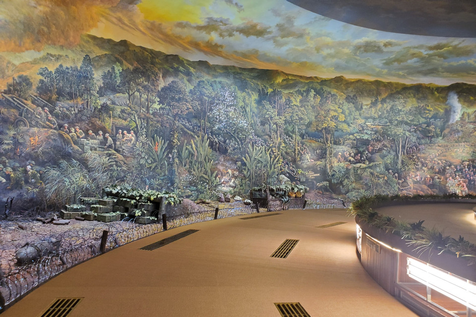 Có thể thấy, tranh Panorama Chiến thắng Điện Biên Phủ đã tái hiện chiến thắng lịch sử của Việt Nam, tạo cho người xem cái nhìn đầy đủ, trực quan và sinh động. Những sự kiện được xâu chuỗi, kết nối liền mạch qua những hình ảnh sống động. (Ảnh: Vietnam+)