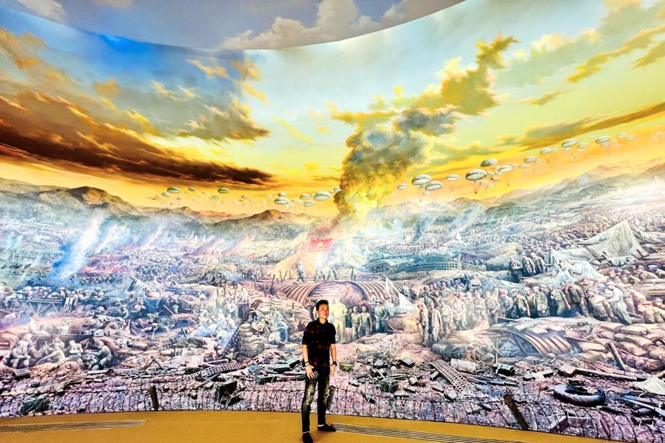 Bức tranh như là một lời tri ân những anh hùng đã chiến đấu anh dũng vì độc lập, tự do của dân tộc và cũng như là một lời nhắc nhở đến thế hệ hôm nay về truyền thống cách mạng, sức mạnh đại đoàn kết và tinh thần yêu nước. (Ảnh: Vietnam+)