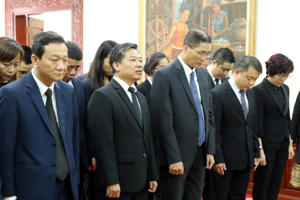 Đoàn đại biểu Ban Đối ngoại Trung ương Đảng viếng nguyên Thủ tướng CHDCND Lào Sisavath Keobounphanh. (Ảnh: Lâm Khánh/TTXVN)