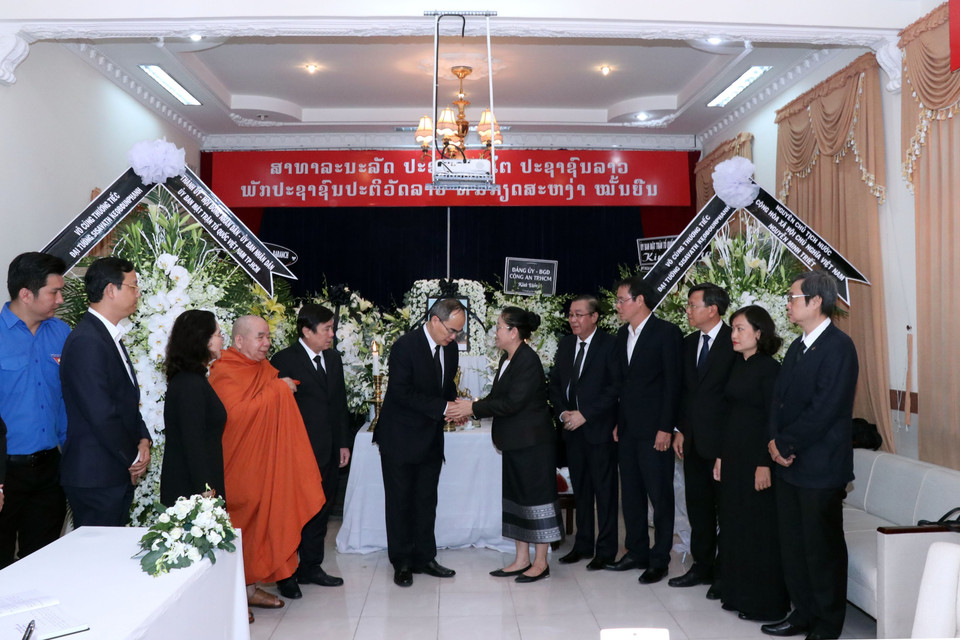 Ủy viên Bộ Chính trị, Bí thư Thành ủy Thành phố Hồ Chí Minh Nguyễn Thiện Nhân viếng Đại tướng Sisavath Keobounphanh, nguyên Thủ tướng Chính phủ tại Tổng lãnh sự quán Lào tại Thành phố Hồ Chí Minh. (Ảnh: Xuân Khu/TTXVN)