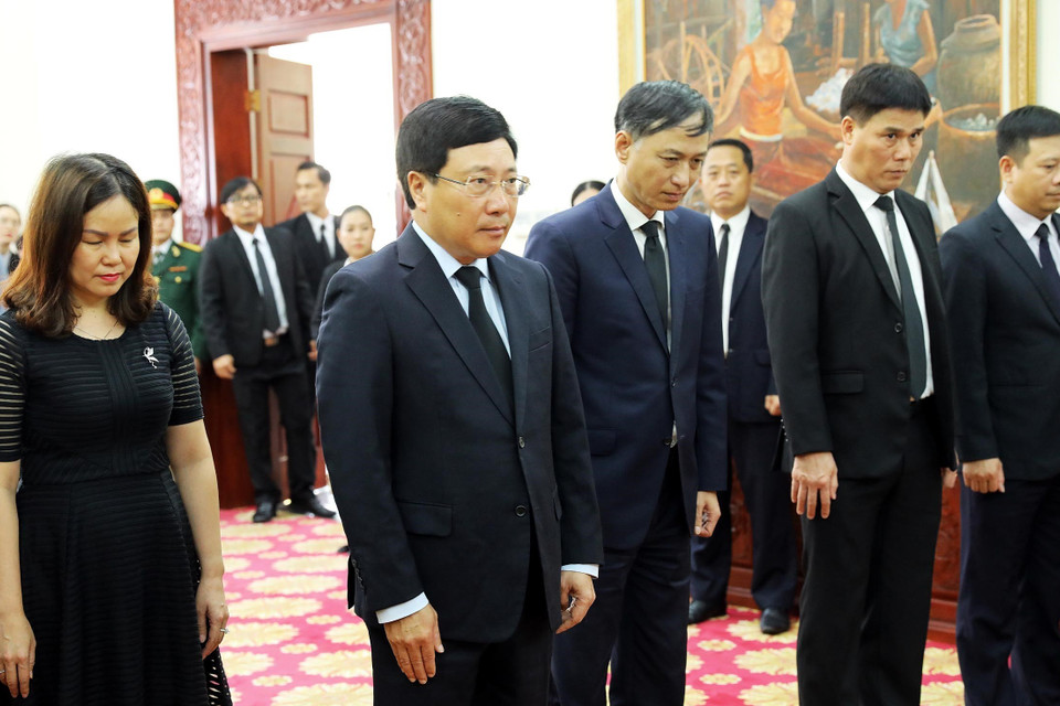 Phó Thủ tướng, Bộ trưởng Bộ ngoại giao Phạm Bình Minh viếng nguyên Thủ tướng CHDCND Lào Sisavath Keobounphanh. Ảnh: Lâm Khánh – TTXVN