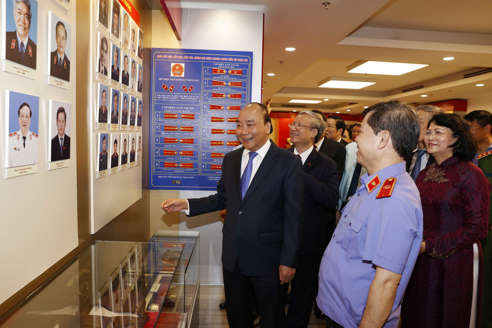 Thủ tướng Nguyễn Xuân Phúc và đại biểu thăm Phòng truyền thống về ngành Kiểm sát. (Ảnh: Thống Nhất/TTXVN)