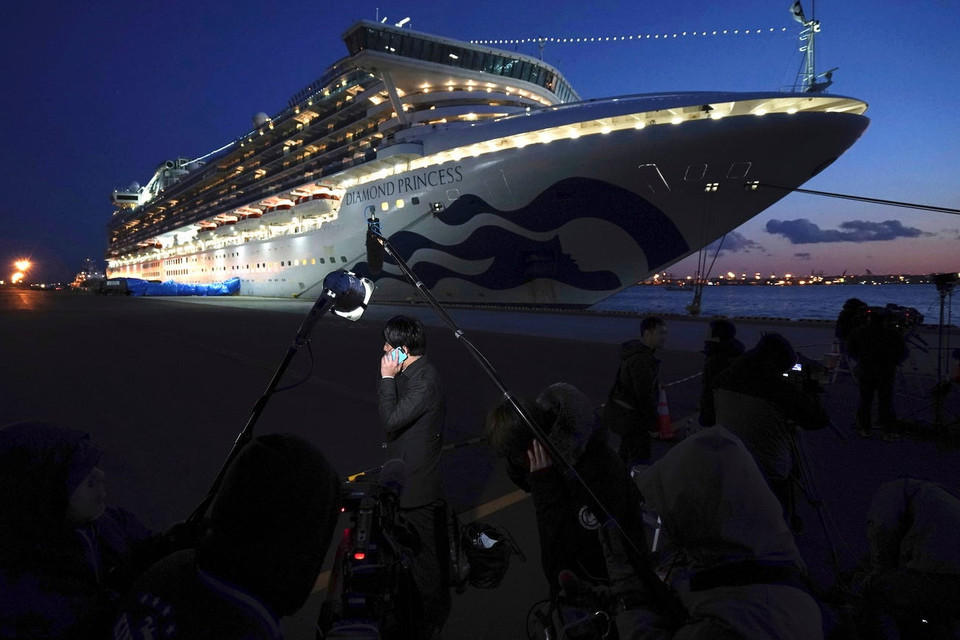 Các phóng viên đưa tin bên ngoài tàu Diamond Princess. Hiện trên tàu xác định có 39 người đã bị phát hiện dương tính. (Ảnh: AP)