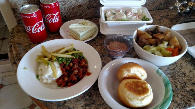 Các hành khách được cung cấp thực phẩm đầy đủ dinh dưỡng hàng ngày. Nước uống cũng được hỗ trợ liên tục. (Ảnh: Twitter)