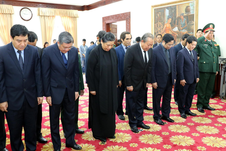 Đoàn đại biểu cấp cao Đảng, Nhà nước, MTTQ Việt Nam viếng nguyên Thủ tướng CHDCND Lào Sisavath Keobounphanh. (Ảnh: Lâm Khánh/TTXVN)