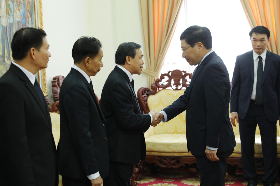 Phó Thủ tướng, Bộ trưởng Bộ ngoại giao Phạm Bình Minh chia buồn với cán bộ, nhân viên Đại sứ quán nước CHDCND Lào tại Việt Nam. (Ảnh: Lâm Khánh/TTXVN)
