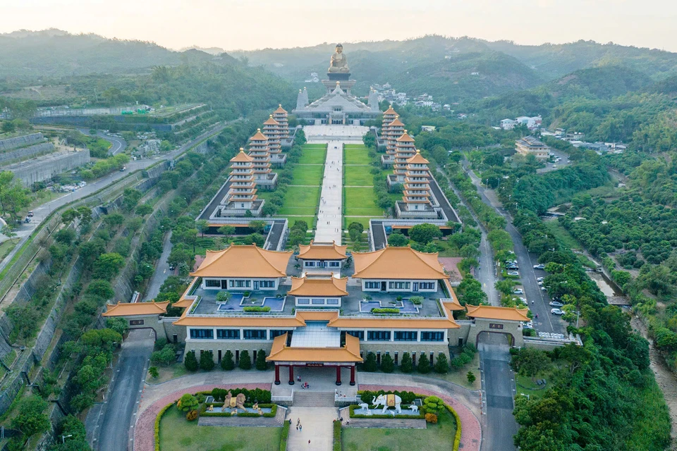 Đến thành phố Cao Hùng, khách du lịch không thể bỏ qua điểm đến Phật Quang Sơn Tự - nơi được xem là "Thủ đô Phật giáo Đài Loan" (Trung Quốc), nổi tiếng với lối kiến trúc vô cùng hùng vĩ. Đến đây, quý khách sẽ được chiêm ngưỡng pho tượng Đức Phật bằng đồng cao nhất thế giới hiện nay, với chiều cao lên đến 108m. (Ảnh: CTV/Vietnam+)