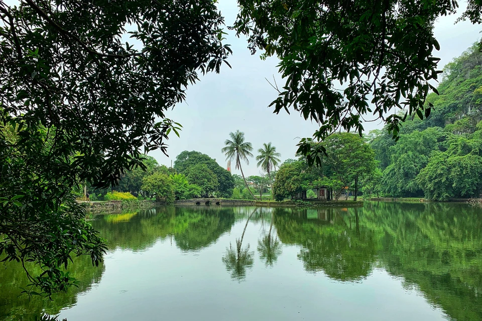 Nhà thủy đình 8 mái giữa không gian mặt hồ biếc xanh bao quanh là hệ thống cây cổ thụ. (Ảnh: Xuân Mai/Vietnam+)