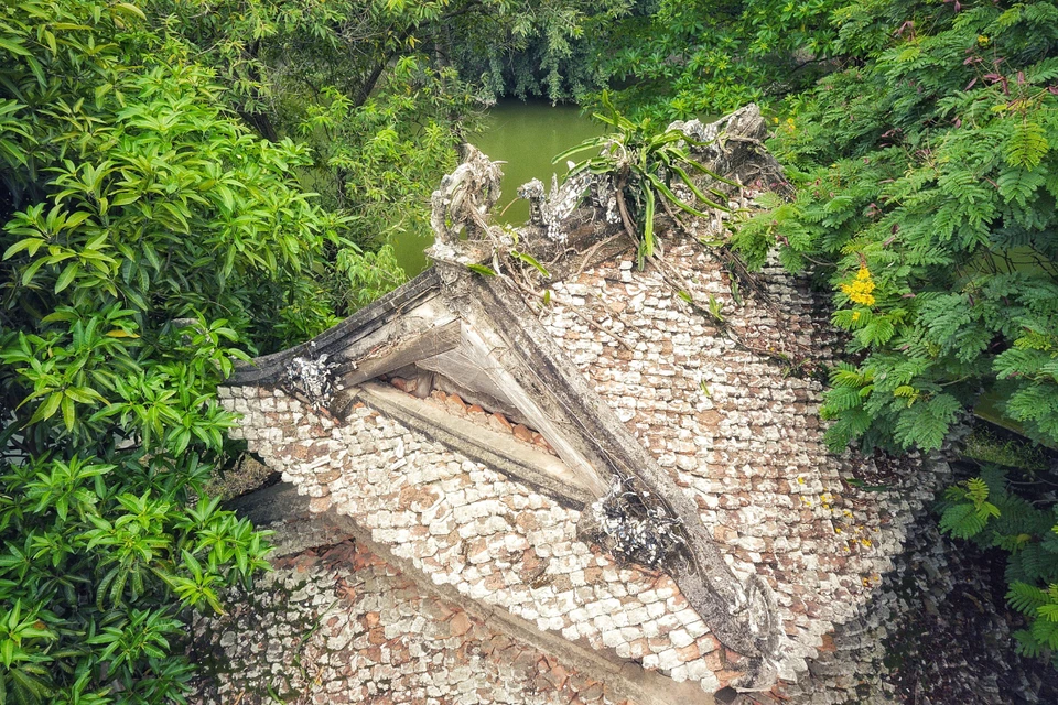 Mái lợp ngói mũi hài cong mềm mại như cánh hoa, nhìn tổng thể như một bông hoa hài hòa với thiên nhiên. (Ảnh: Xuân Mai/Vietnam+)