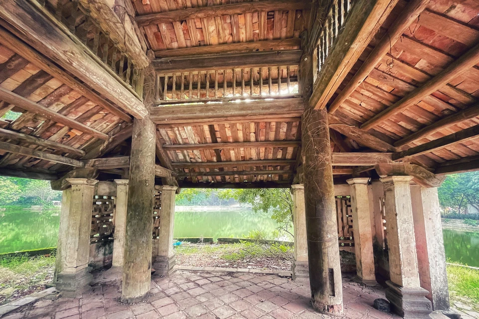 Không gian bên trong thủy đình. Thời gian đã khiến hệ thống cột gỗ, mái đình bị mối mọt và bắt đầu xuống cấp. (Ảnh: Xuân Mai/Vietnam+)
