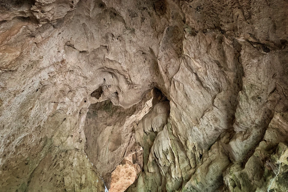 Cửa hang có hình trái tim tự nhiên vô cùng độc đáo. (Ảnh: Xuân Mai/Vietnam+)