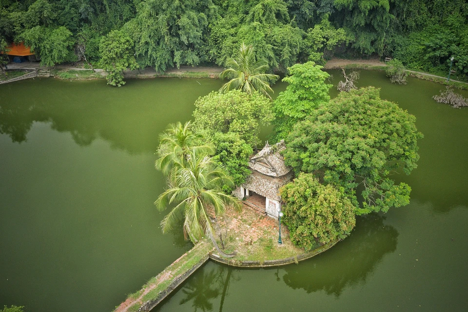 Ngày nay, trong quần thể di tích vẫn giữ được một số hạng mục công trình kiến trúc vô giá do bàn tay, khối óc tài hoa của người nghệ nhân dân gian vùng ‘đất trăm nghề’ Hà Tây cũ tạo dựng qua nhiều thế hệ như chùa Một Mái, nhà thủy đình 8 mái giữa một vùng trời non nước biếc xanh thơ mộng. (Ảnh: Xuân Mai/Vietnam+)