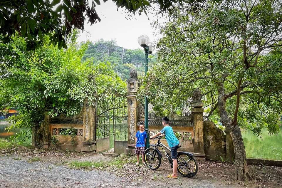 Nơi đây giờ trở thành điểm vui chơi cho trẻ em quanh vùng, nơi người dân địa phương chọn dừng nghỉ chân hóng mát.(Ảnh: Xuân Mai/Vietnam+)