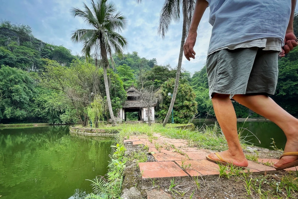 Lối ra nhà thủy đình ở đây đã bắt đầu xuống cấp. (Ảnh: Xuân Mai/Vietnam+)