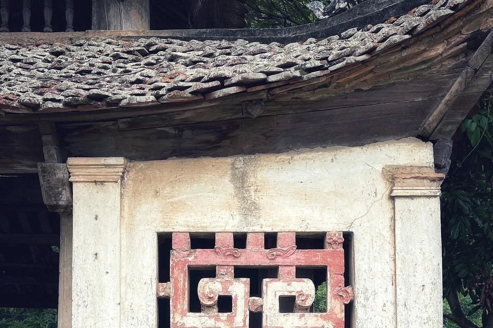 Họa tiết hoa văn trang trí kiến trúc theo lối cổ. (Ảnh: Xuân Mai/Vietnam+)