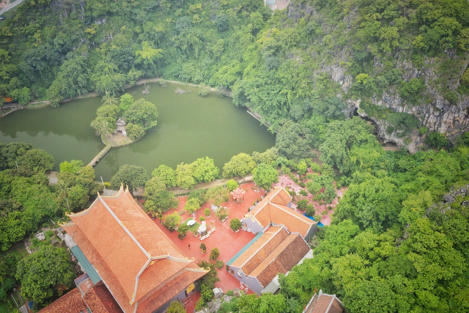 Động và núi Hoàng Xá nằm trong hệ thống 'thập lục đại danh sơn' (tức 16 quả núi lớn nổi tiếng) của phủ Quốc Oai xưa. (Ảnh: Xuân Mai/Vietnam+)