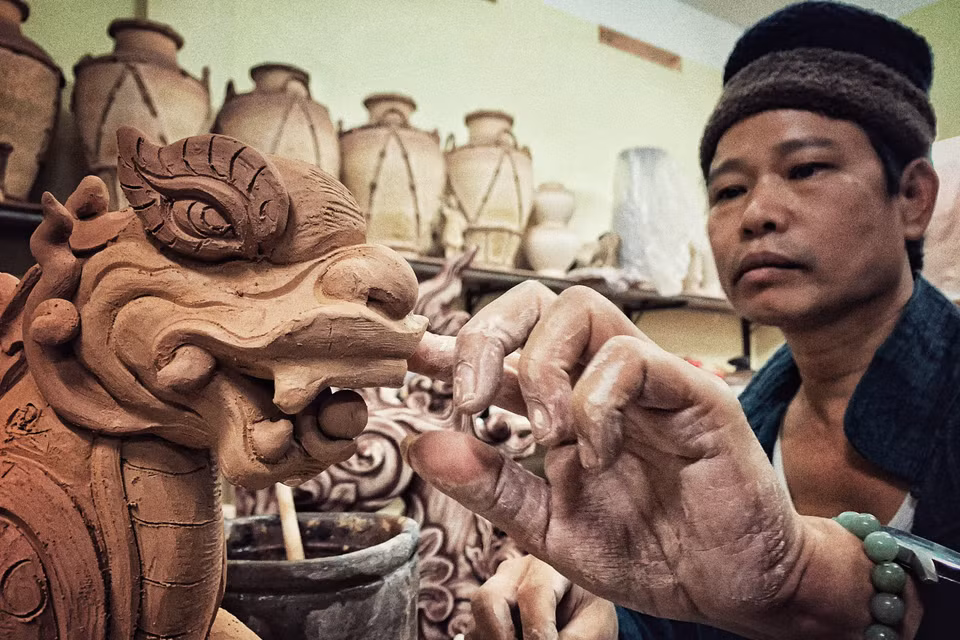 Gốm là niềm đam mê đến tận cùng của Trần Tước. Trong làm nghề, anh quan điểm rất rõ ràng, nếu là bảo tồn sẽ bảo tồn đến mức bảo thủ, còn nếu không phải bảo tồn thì tiếp biến để phát triển. (Ảnh: Xuân Mai/Vietnam+)