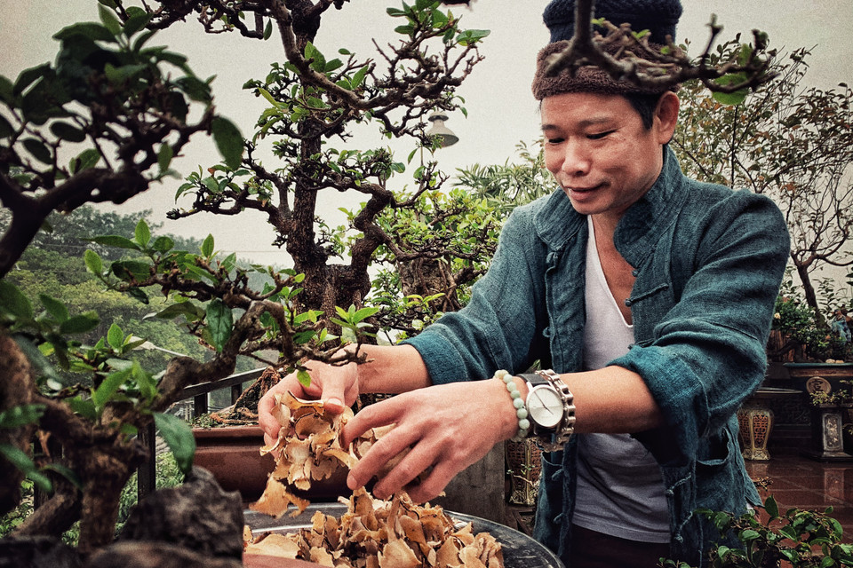 Tự làm mọi thứ đủ cho thấy sự cầu kỳ và kỹ lưỡng của nghệ nhân Trần Tước. (Ảnh: Xuân Mai/Vietnam+)