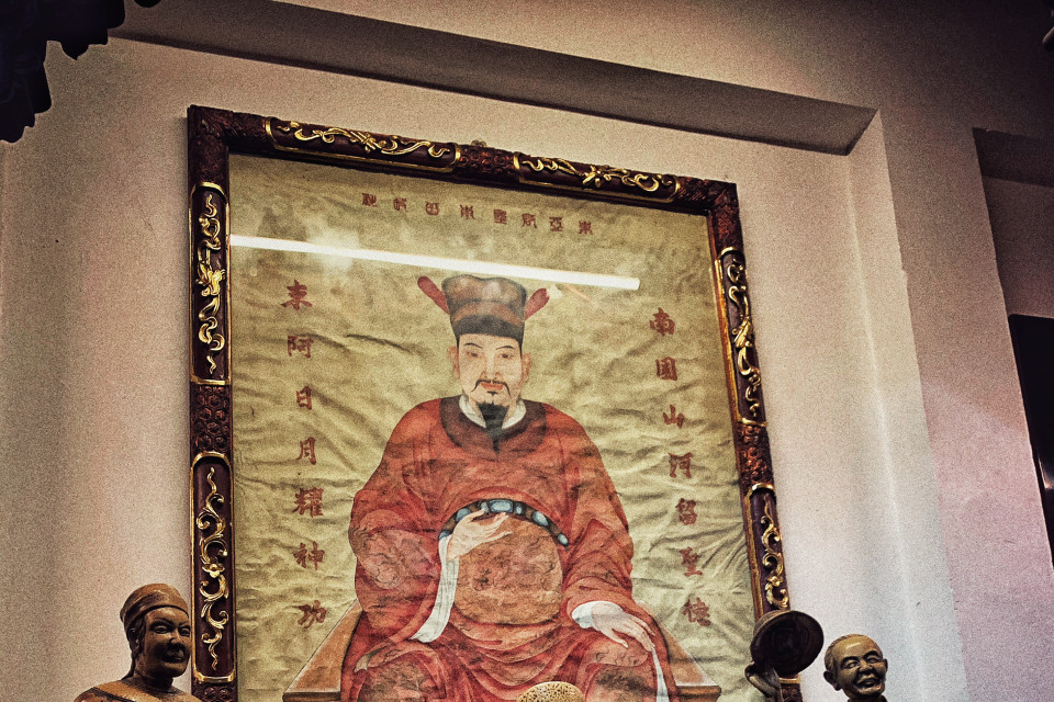 Dấu ấn của Trần Tước rõ ràng và riêng biệt: một là phong cách linh vật; hai là điêu khắc về những anh hùng lịch sử dân tộc; thứ ba, gốm của anh không phải gốm gia dụng mà là gốm trang trí kiến trúc. (Ảnh: Xuân Mai/Vietnam+)