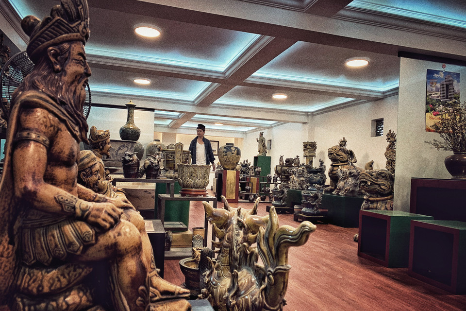 Nghệ nhân Trần Tước chia sẻ: 'Khi làm sản phẩm, các bạn hãy nghĩ mới đi, cái gì là truyền thống hãy để nguyên là truyền thống còn cái gì không nhất thiết phải là truyền thống thì hãy cho nó cơ hội tiếp biến. Đừng chỉ ngồi chờ đợi ở chợ Bát Tràng này, mà hãy đi xa hơn, như cách tôi gọi là dịch chuyển giá trị.' Ảnh: Xuân Mai/Vietnam+)