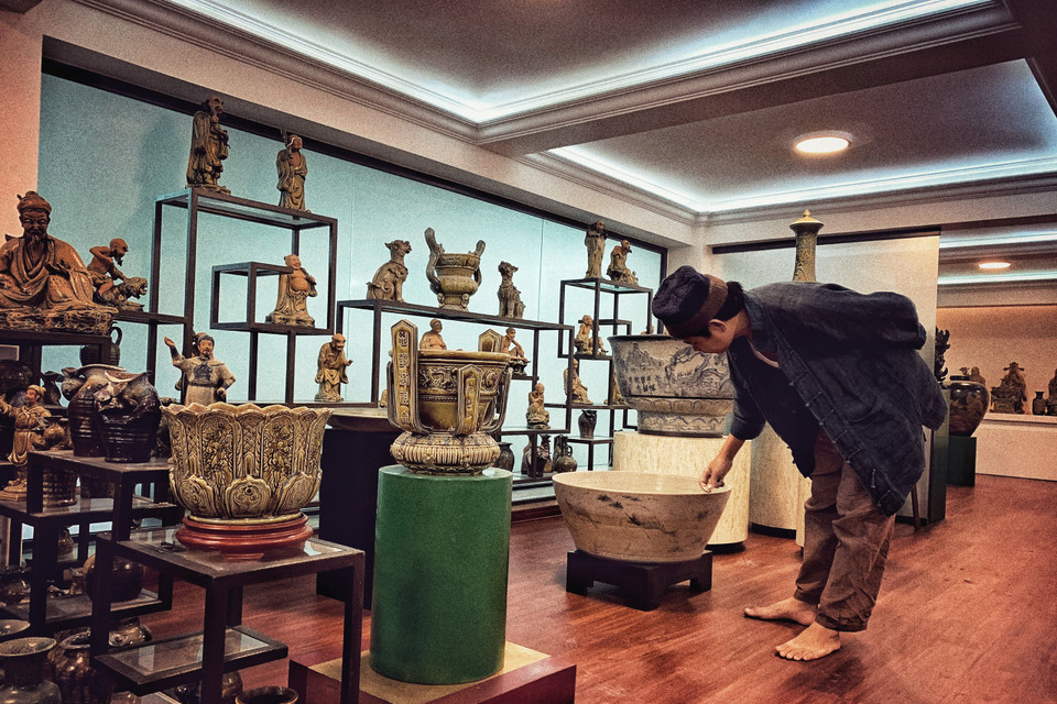 'Bảo tàng' trưng bày gốm tại tư gia của nghệ nhân Trần Tước. (Ảnh: Xuân Mai/Vietnam+)