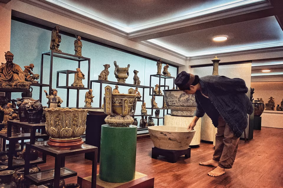 'Bảo tàng' trưng bày gốm tại tư gia của nghệ nhân Trần Tước. (Ảnh: Xuân Mai/Vietnam+)