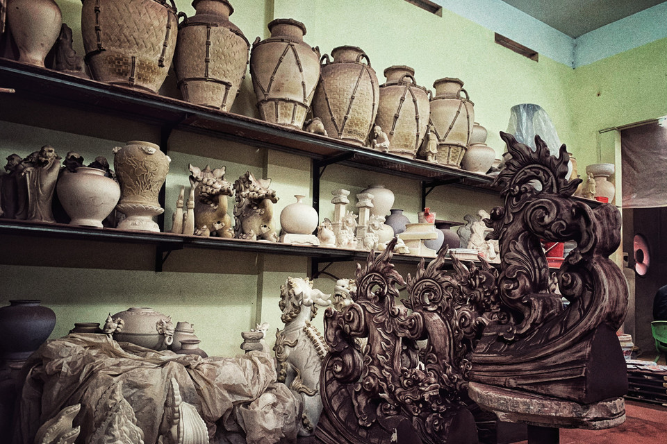 Một góc xưởng gốm của nghệ nhân Trần tước ở Bát Tràng. (Ảnh: Xuân Mai/Vietnam+)