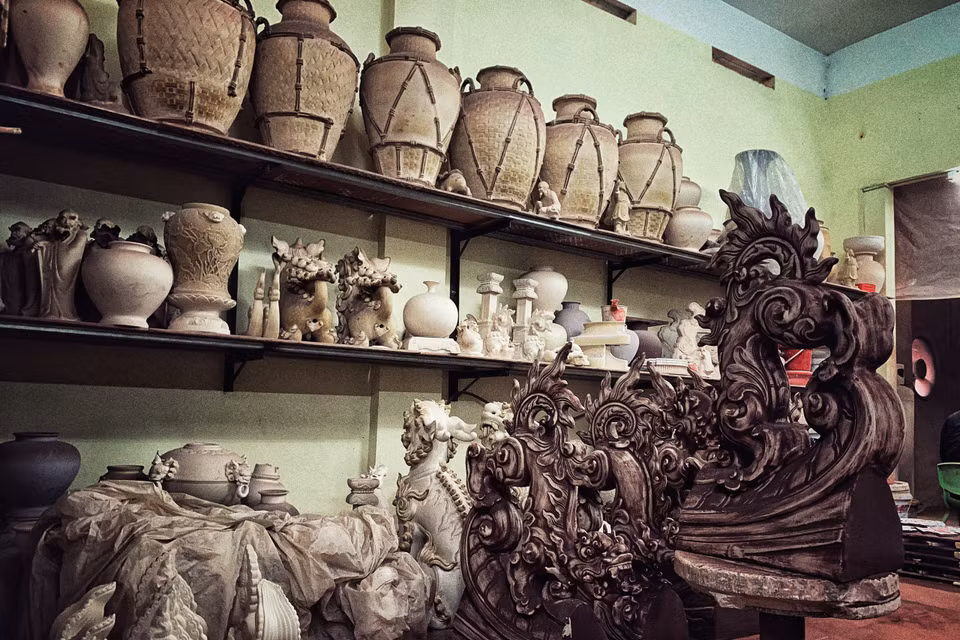 Một góc xưởng gốm của nghệ nhân Trần tước ở Bát Tràng. (Ảnh: Xuân Mai/Vietnam+)