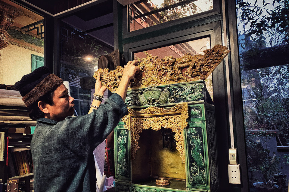 Thông thường mọi người chỉ quen thuộc với dòng sản phẩm này trên chất liệu gỗ phủ sơn, thì nay Trần Tước đã thực hiện một cuộc chơi đầy táo bạo. Đây là tác phẩm khó khẳng định tay nghề điêu luyện của người nghệ nhân. Bởi người trong nghề sẽ biết, để làm được khối gốm vuông không có khuôn thật chẳng dễ chút nào. (Ảnh: Xuân Mai/Vietnam+)