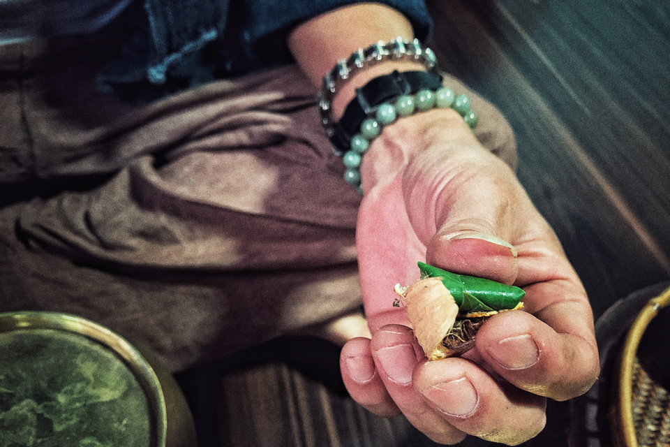 Trần Tước, người con quê lúa Thái Bình vẫn giữ thói quen ăn trầu hàng ngày. (Ảnh: Xuân Mai/Vietnam+)