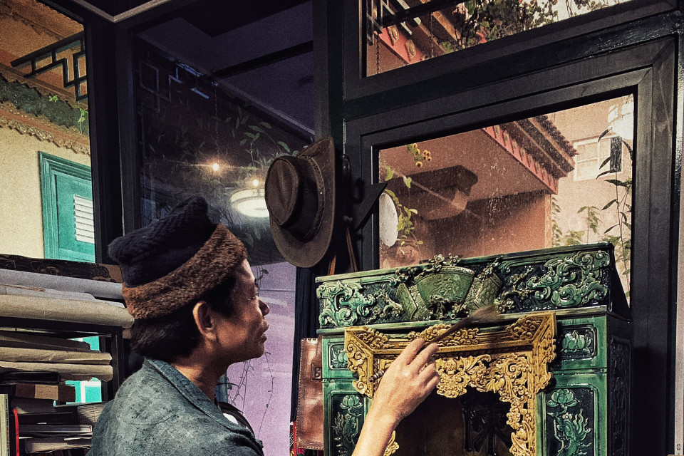 Là người không ngại phá bỏ những giới hạn và không ngừng thử nghiệm những cuộc chơi trên các chất liệu mới, nghệ nhân Trần Tước vừa thử nghiệm thành công tác phẩm đặc biệt là khám thờ gia tiên bằng gốm. (Ảnh: Xuân Mai/Vietnam+)