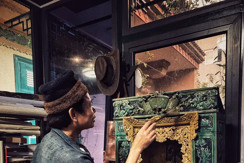 Là người không ngại phá bỏ những giới hạn và không ngừng thử nghiệm những cuộc chơi trên các chất liệu mới, nghệ nhân Trần Tước vừa thử nghiệm thành công tác phẩm đặc biệt là khám thờ gia tiên bằng gốm. (Ảnh: Xuân Mai/Vietnam+)