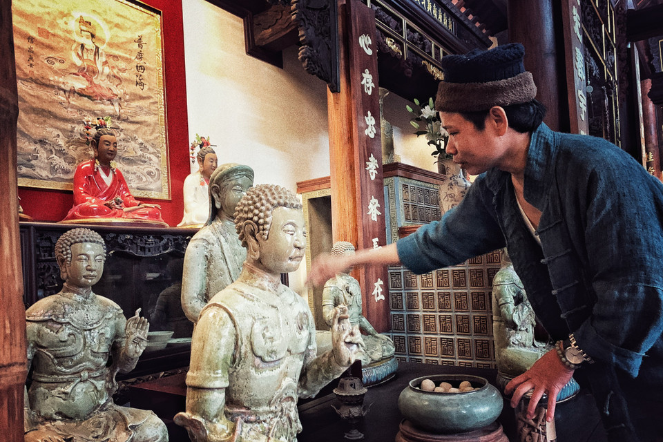 Đây là bộ tượng làm thủ công theo truyền thuyết về Phật Mẫu Man Nương, một nhân vật liên quan đến sự tích Phật giáo Việt Nam khi đạo Phật mới truyền sang đất Việt. Tương truyền mẫu Man Nương sinh ra Tứ Pháp, gồm có Pháp Vân, Pháp Vũ, Pháp Lôi và Pháp Điện. Bộ tượng mới được hoàn thiện trong năm nay và là tác phẩm mang đậm dấu ấn tâm linh mà nghệ nhân Trần Tước bảo sẽ chỉ giữ cho riêng mình. (Ảnh: Xuân Mai/Vietnam+)