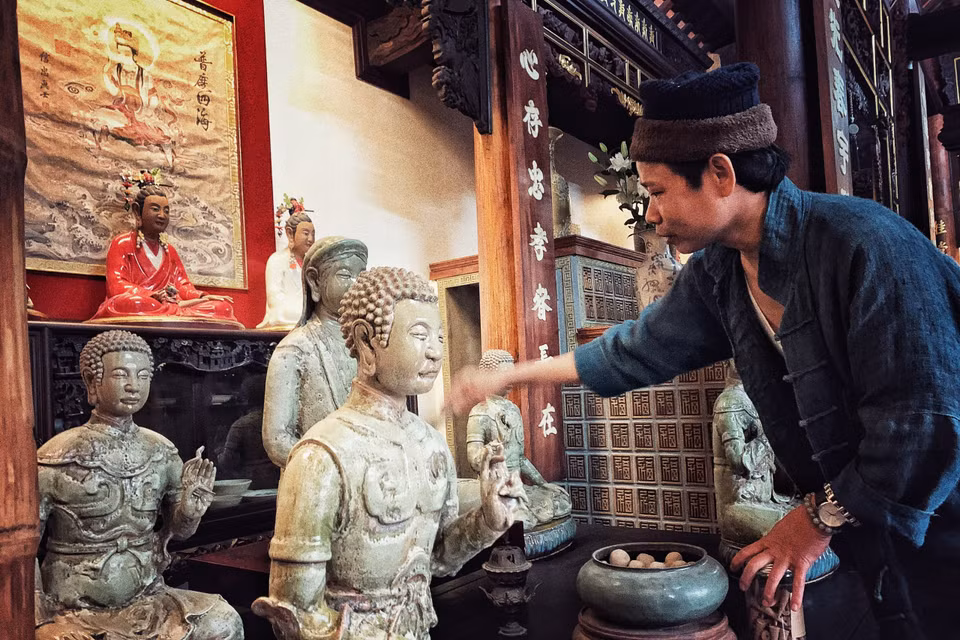 Đây là bộ tượng làm thủ công theo truyền thuyết về Phật Mẫu Man Nương, một nhân vật liên quan đến sự tích Phật giáo Việt Nam khi đạo Phật mới truyền sang đất Việt. Tương truyền mẫu Man Nương sinh ra Tứ Pháp, gồm có Pháp Vân, Pháp Vũ, Pháp Lôi và Pháp Điện. Bộ tượng mới được hoàn thiện trong năm nay và là tác phẩm mang đậm dấu ấn tâm linh mà nghệ nhân Trần Tước bảo sẽ chỉ giữ cho riêng mình. (Ảnh: Xuân Mai/Vietnam+)