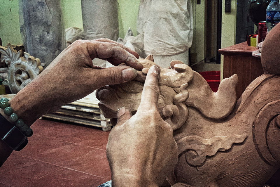 Với sản phẩm của Trần Tước dễ dàng nhận ra nét vừa cổ điển vừa có tính ứng dụng cao. Nó cần thiết trong đời sống như cơm ăn nước uống chứ không phải chỉ để ngắm trong tủ kính. Đây cũng là phương châm làm nghề của anh, đưa được sản phẩm truyền thống vào đời sống một cách hữu dụng. (Ảnh: Xuân Mai/Vietnam+)