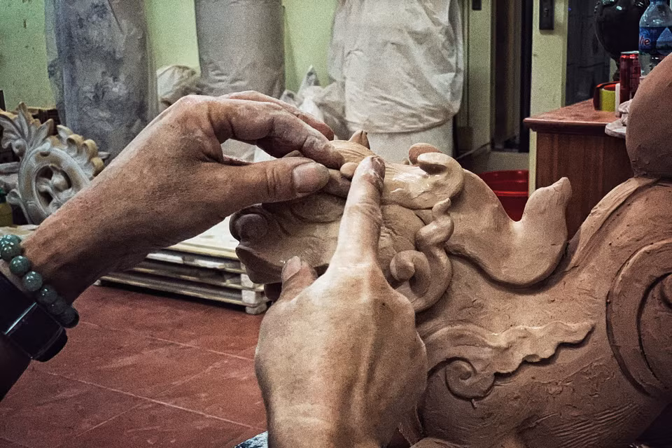 Với sản phẩm của Trần Tước dễ dàng nhận ra nét vừa cổ điển vừa có tính ứng dụng cao. Nó cần thiết trong đời sống như cơm ăn nước uống chứ không phải chỉ để ngắm trong tủ kính. Đây cũng là phương châm làm nghề của anh, đưa được sản phẩm truyền thống vào đời sống một cách hữu dụng. (Ảnh: Xuân Mai/Vietnam+)