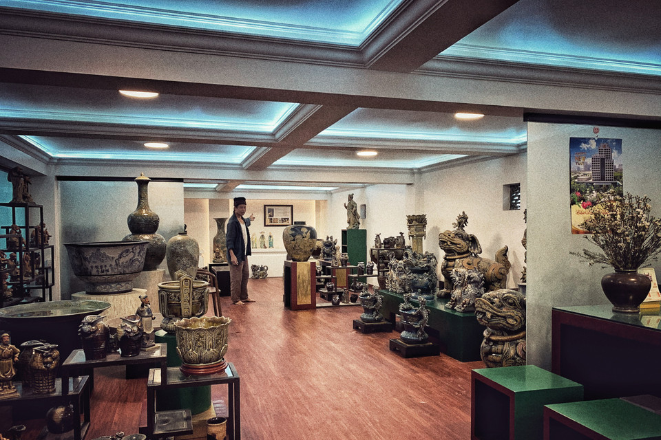 Gian trưng bày các tác phẩm gốm của nghệ nhân Trần Tước ở tư gia, nơi lưu giữ cả chặng đường làm nghề của anh. (Ảnh: Xuân Mai/Vietnam+)