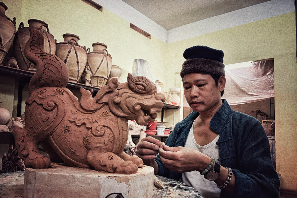 Trong quá trình làm nghề, ngoài niềm đam mê, ngoài việc gửi gắm vào các tác phẩm gốm tinh thần, tình cảm, kỹ năng, nghệ nhân Trần Trước tự nhận mình là người may mắn khi làm được những sản phẩm gốm truyền thống của Bát Tràng. (Ảnh: Xuân Mai/Vietnam+)