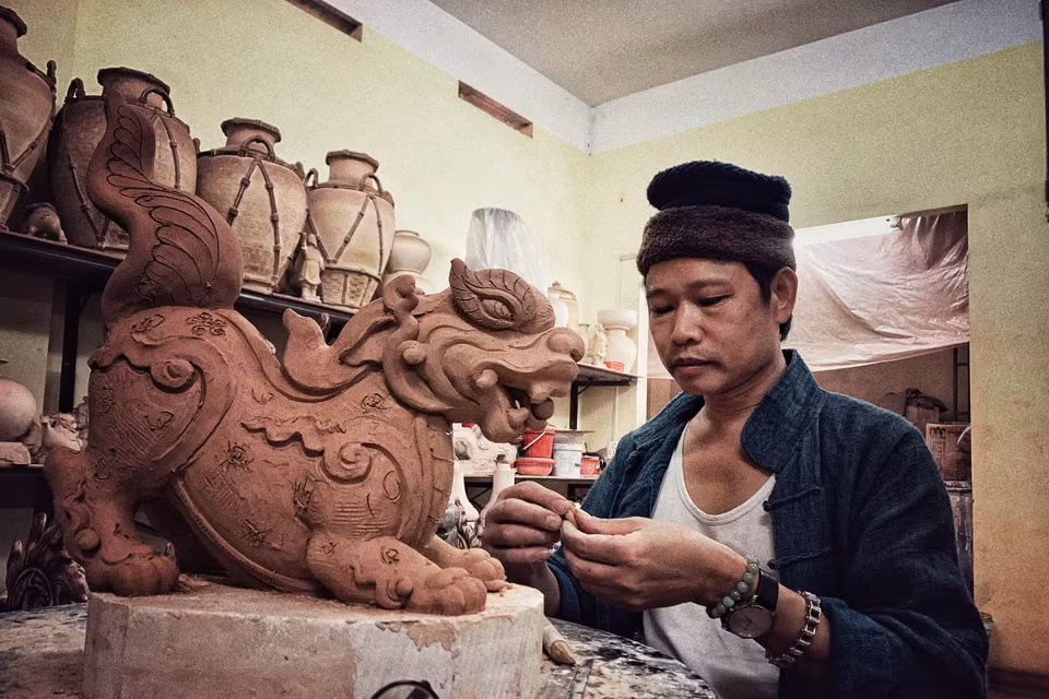 Trong quá trình làm nghề, ngoài niềm đam mê, ngoài việc gửi gắm vào các tác phẩm gốm tinh thần, tình cảm, kỹ năng, nghệ nhân Trần Trước tự nhận mình là người may mắn khi làm được những sản phẩm gốm truyền thống của Bát Tràng. (Ảnh: Xuân Mai/Vietnam+)